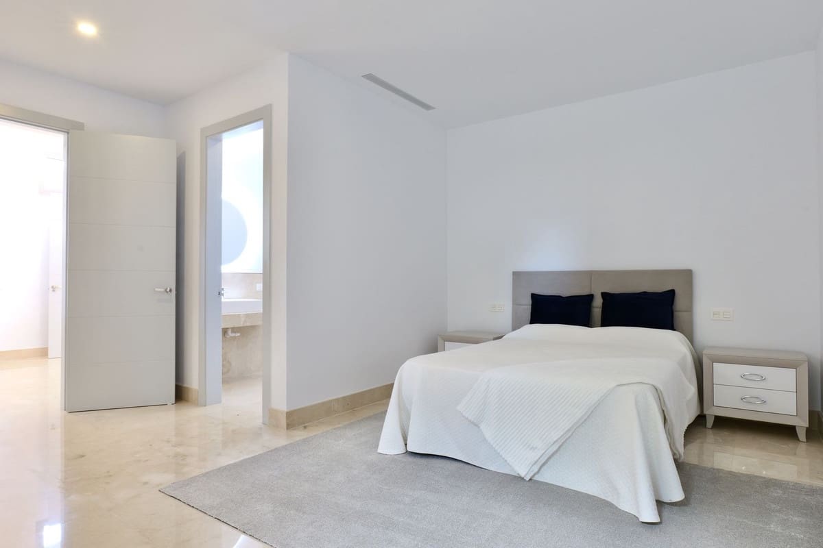 6 bedroom Villa for sale in Los Arqueros with pool garage - € 3,250,000 (Ref: 9733280)