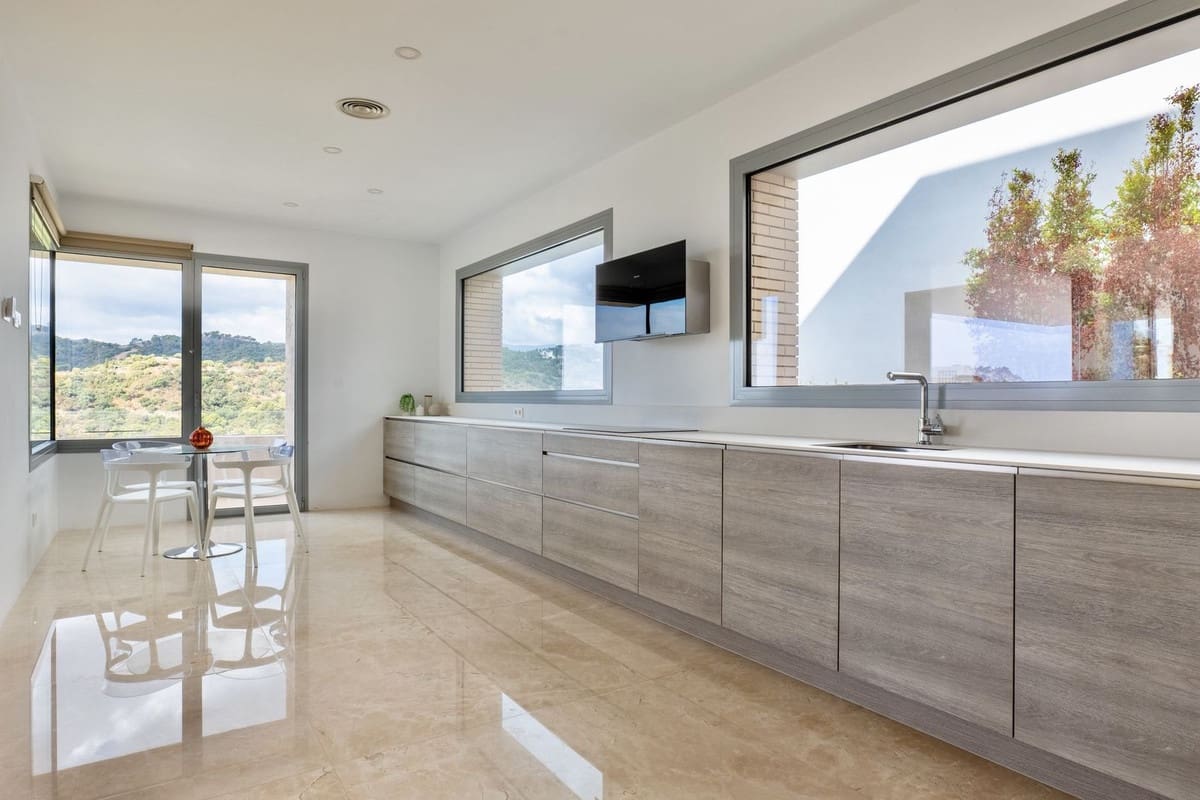 6 bedroom Villa for sale in Los Arqueros with pool garage - € 3,250,000 (Ref: 9733280)