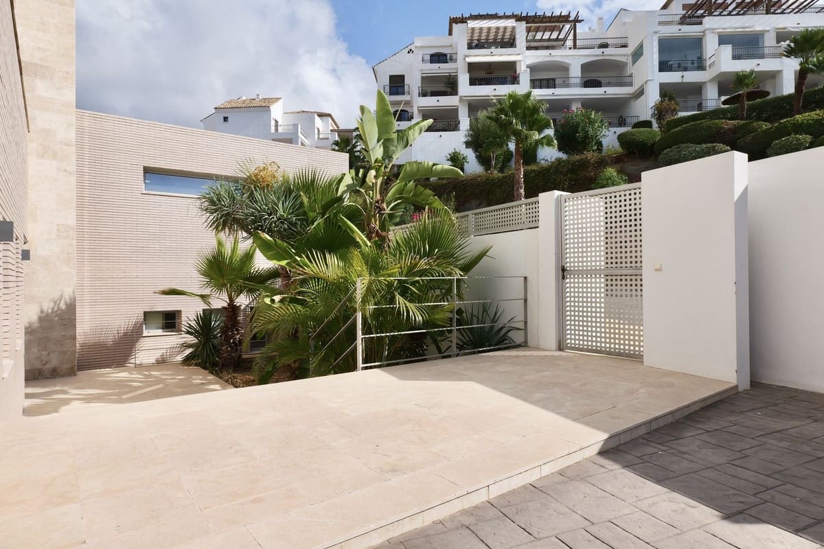 6 bedroom Villa for sale in Los Arqueros with pool garage - € 3,250,000 (Ref: 9733280)