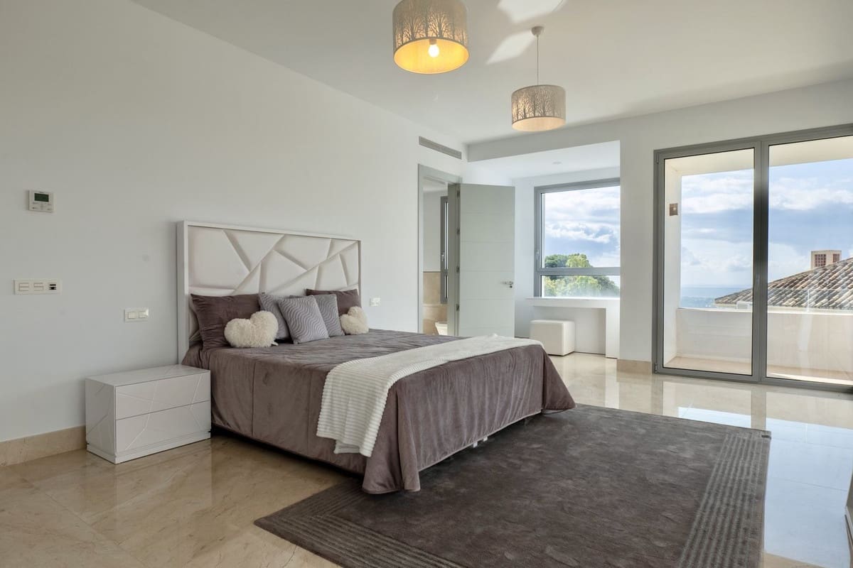 6 bedroom Villa for sale in Los Arqueros with pool garage - € 3,250,000 (Ref: 9733280)