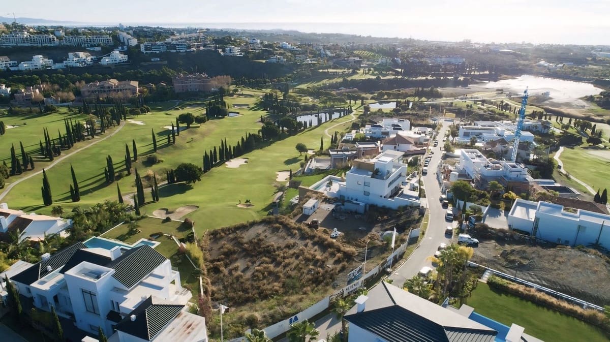 Building Plot for sale in Benahavis - € 2,500,000 (Ref: 9733283)