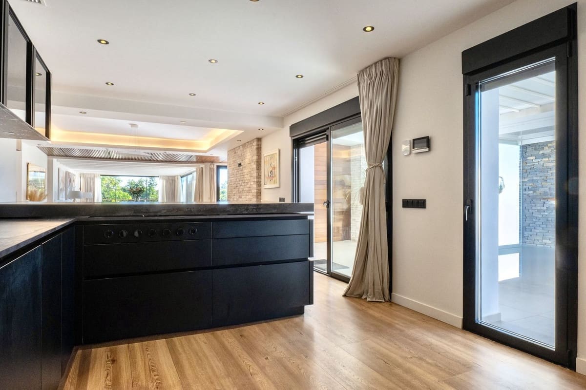 5 sypialnia Willa na sprzedaż w Marbella z basenem garażem - 2 495 000 € (Ref: 9733284)