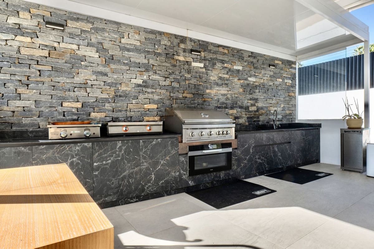 5 sypialnia Willa na sprzedaż w Marbella z basenem garażem - 2 495 000 € (Ref: 9733284)