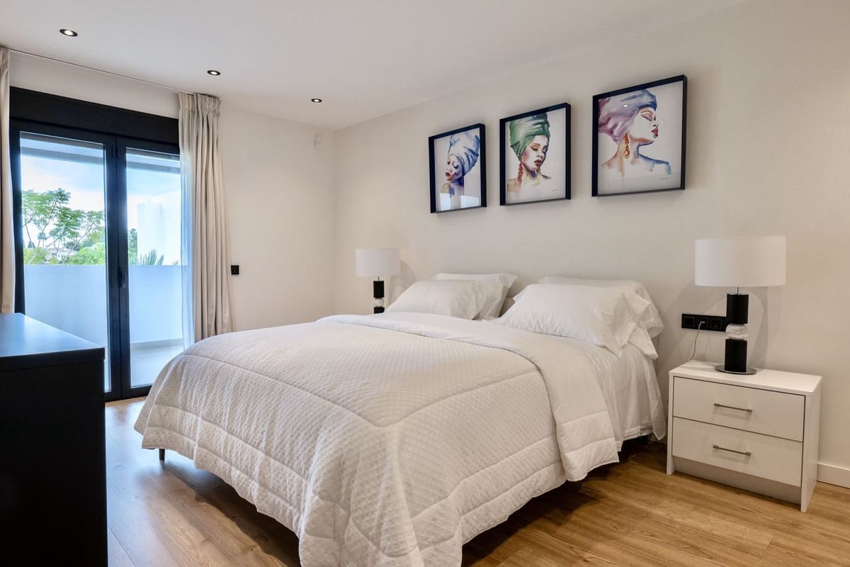 5 sypialnia Willa na sprzedaż w Marbella z basenem garażem - 2 495 000 € (Ref: 9733284)