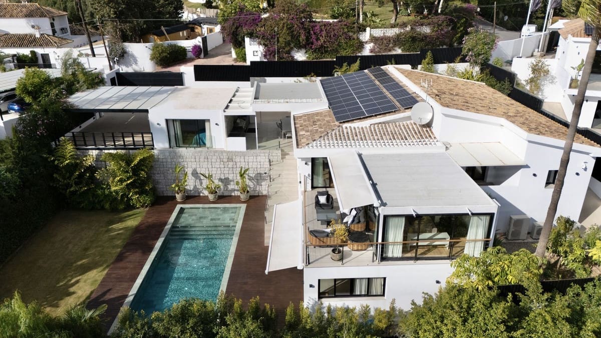 5 sypialnia Willa na sprzedaż w Marbella z basenem garażem - 2 495 000 € (Ref: 9733284)