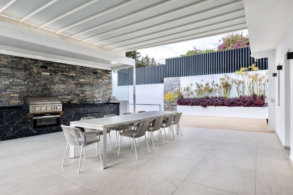 5 sypialnia Willa na sprzedaż w Marbella z basenem garażem - 2 495 000 € (Ref: 9733284)