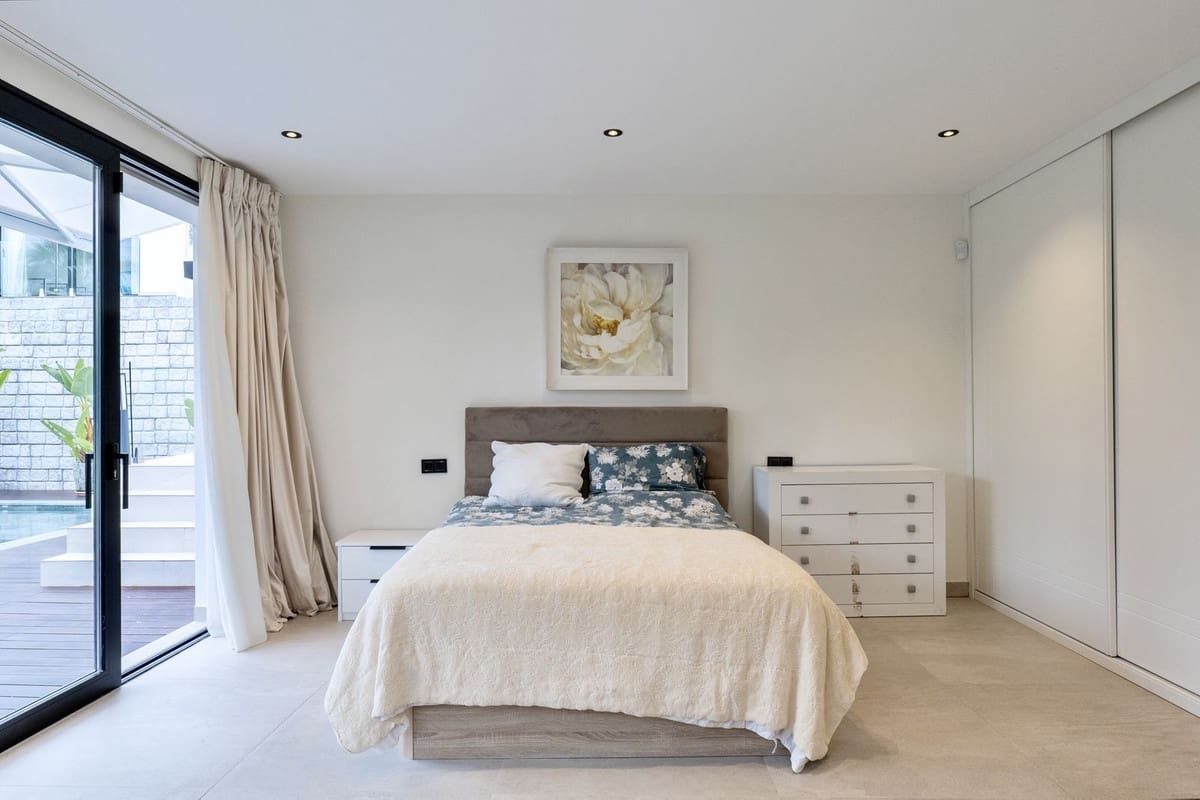 5 sypialnia Willa na sprzedaż w Marbella z basenem garażem - 2 495 000 € (Ref: 9733284)