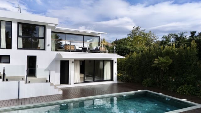 5 makuuhuone Huvila myytävänä paikassa Marbella mukana uima-altaan 
autotalli - 2 495 000 € (Ref: 9733284)