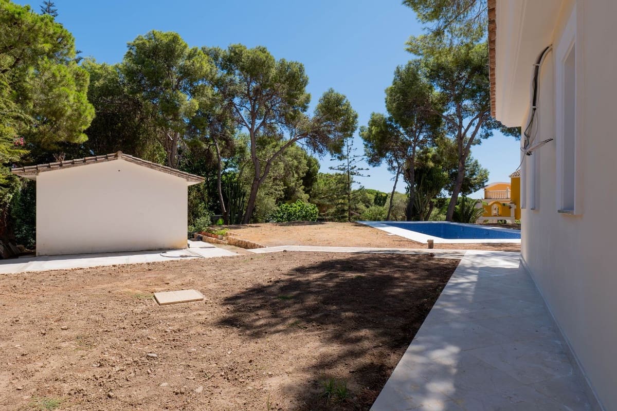 4 bedroom Villa for sale in Las Chapas with pool garage - € 1,980,000 (Ref: 9733287)