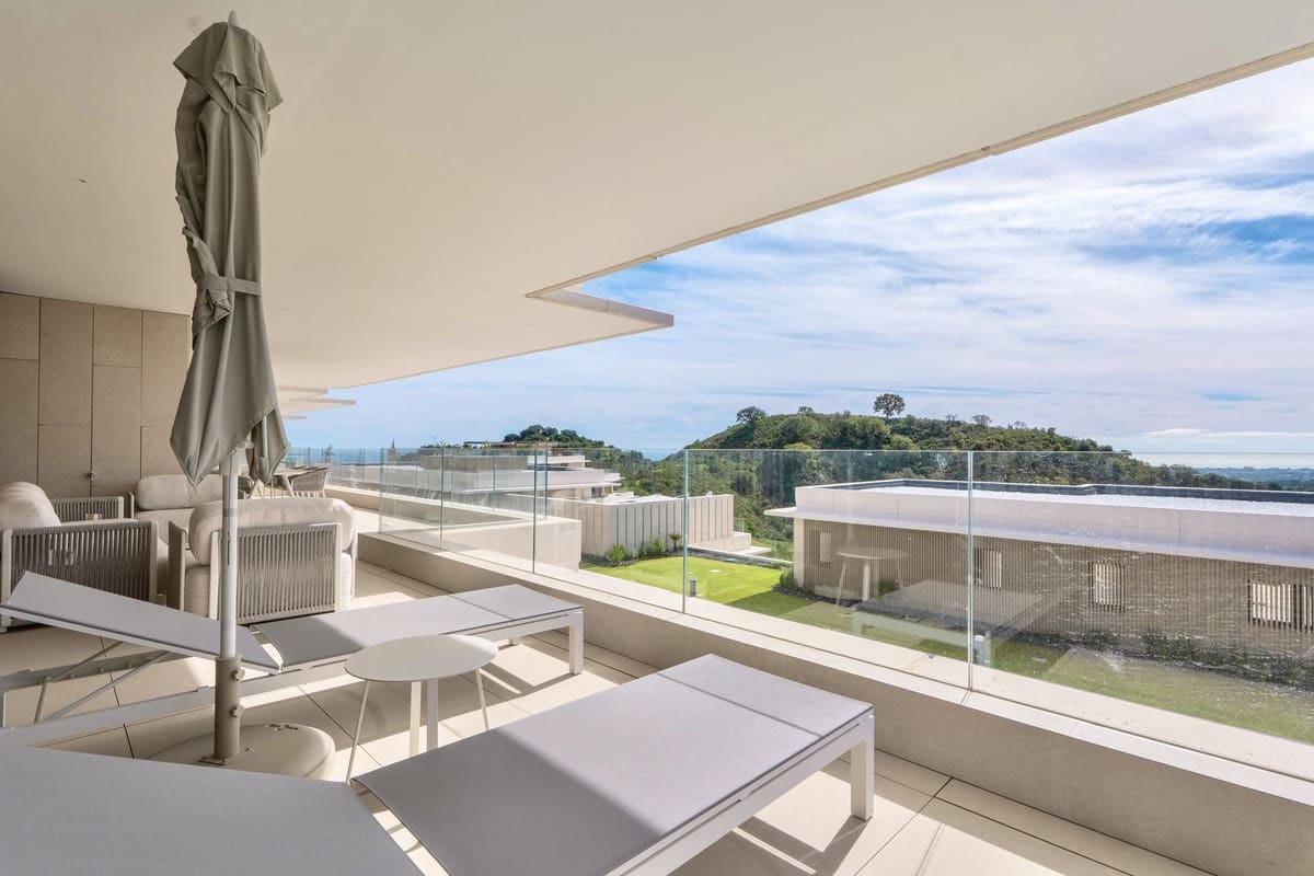 4 bedroom Apartment for sale in La Quinta with pool garage - € 1,870,000 (Ref: 9733288)