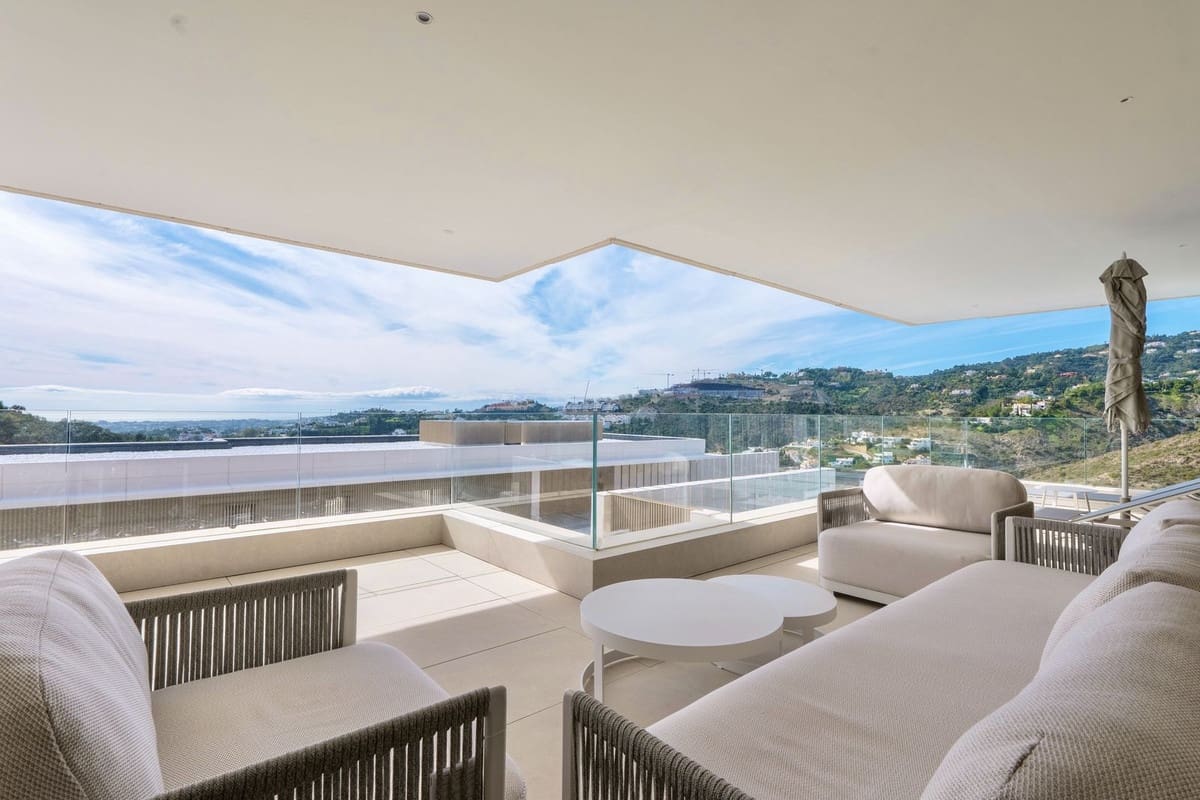 4 bedroom Apartment for sale in La Quinta with pool garage - € 1,870,000 (Ref: 9733288)