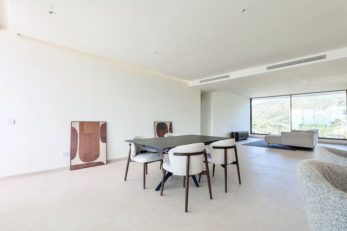 4 bedroom Apartment for sale in La Quinta with pool garage - € 1,870,000 (Ref: 9733288)