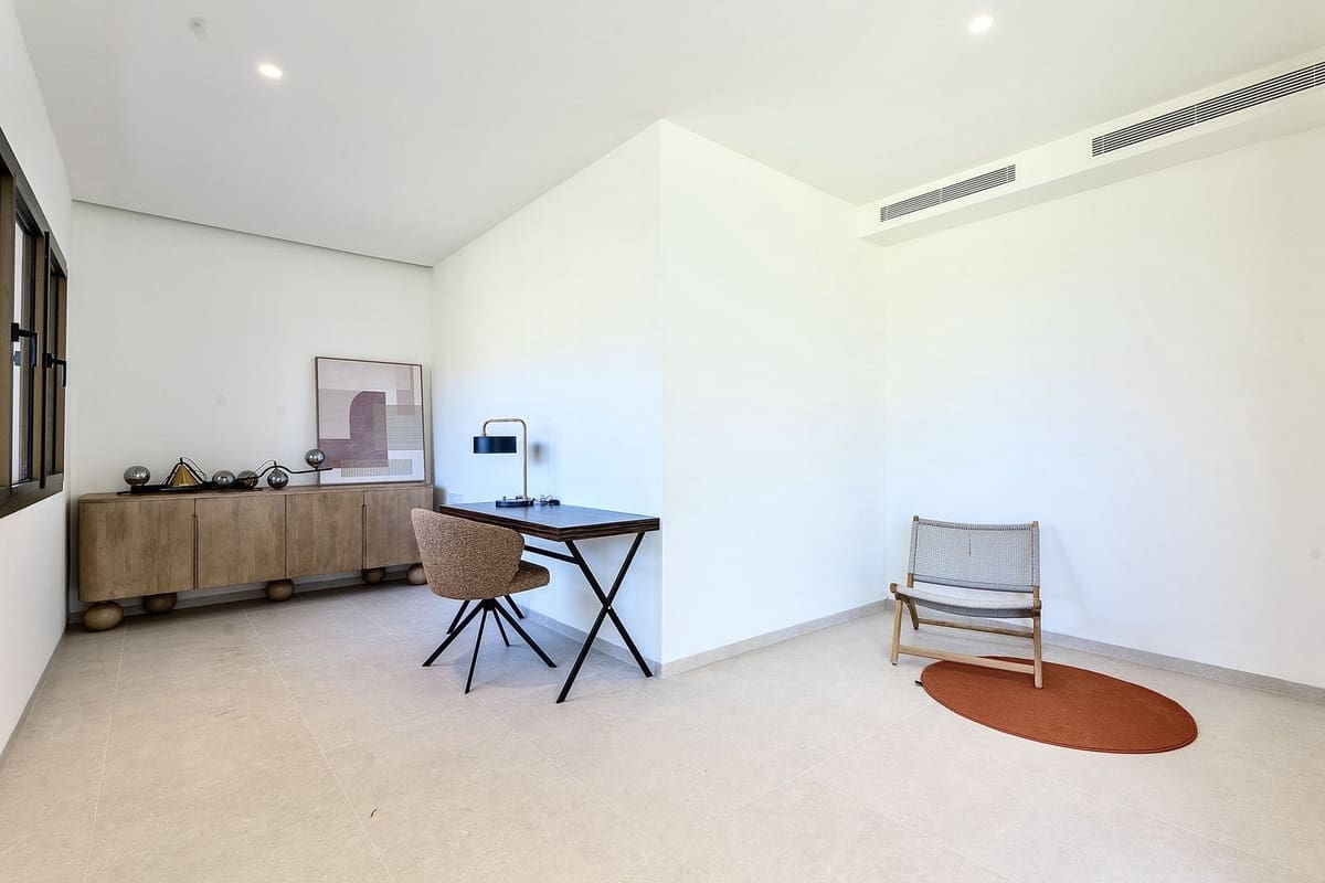 4 bedroom Apartment for sale in La Quinta with pool garage - € 1,870,000 (Ref: 9733288)