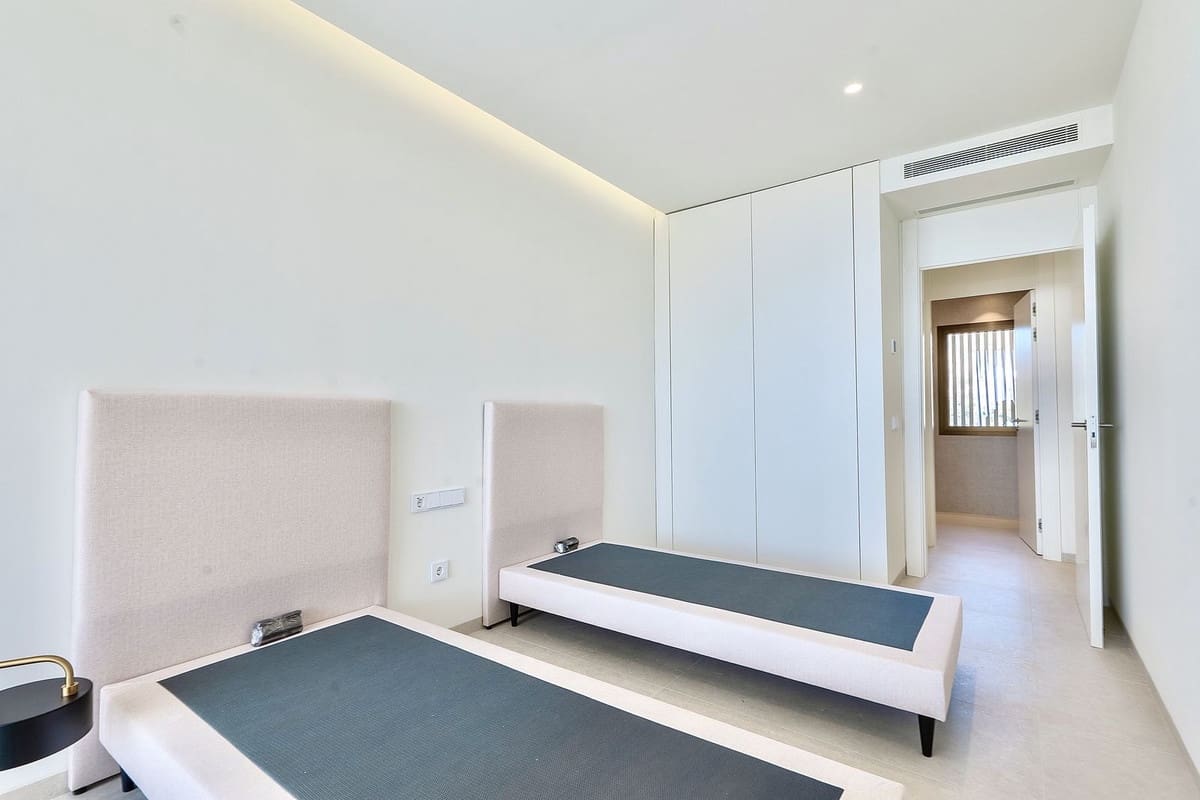 4 bedroom Apartment for sale in La Quinta with pool garage - € 1,870,000 (Ref: 9733288)