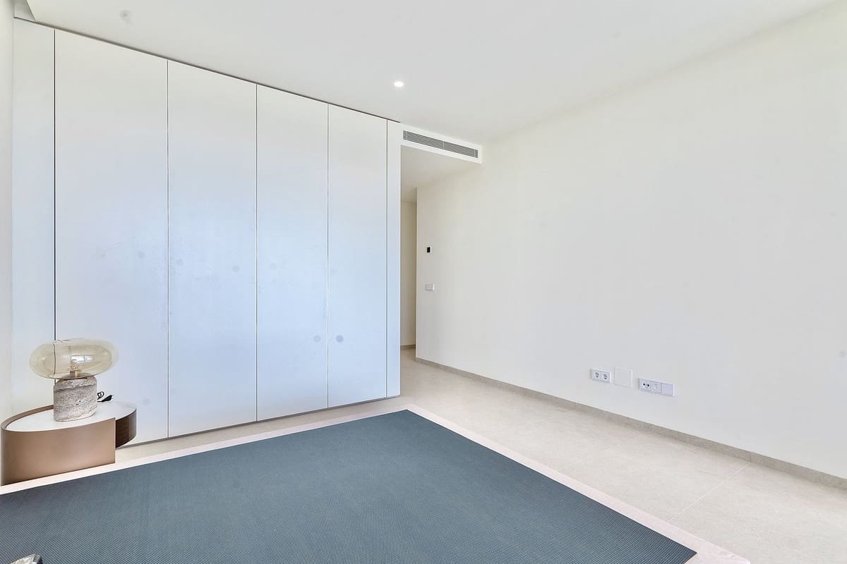 4 bedroom Apartment for sale in La Quinta with pool garage - € 1,870,000 (Ref: 9733288)