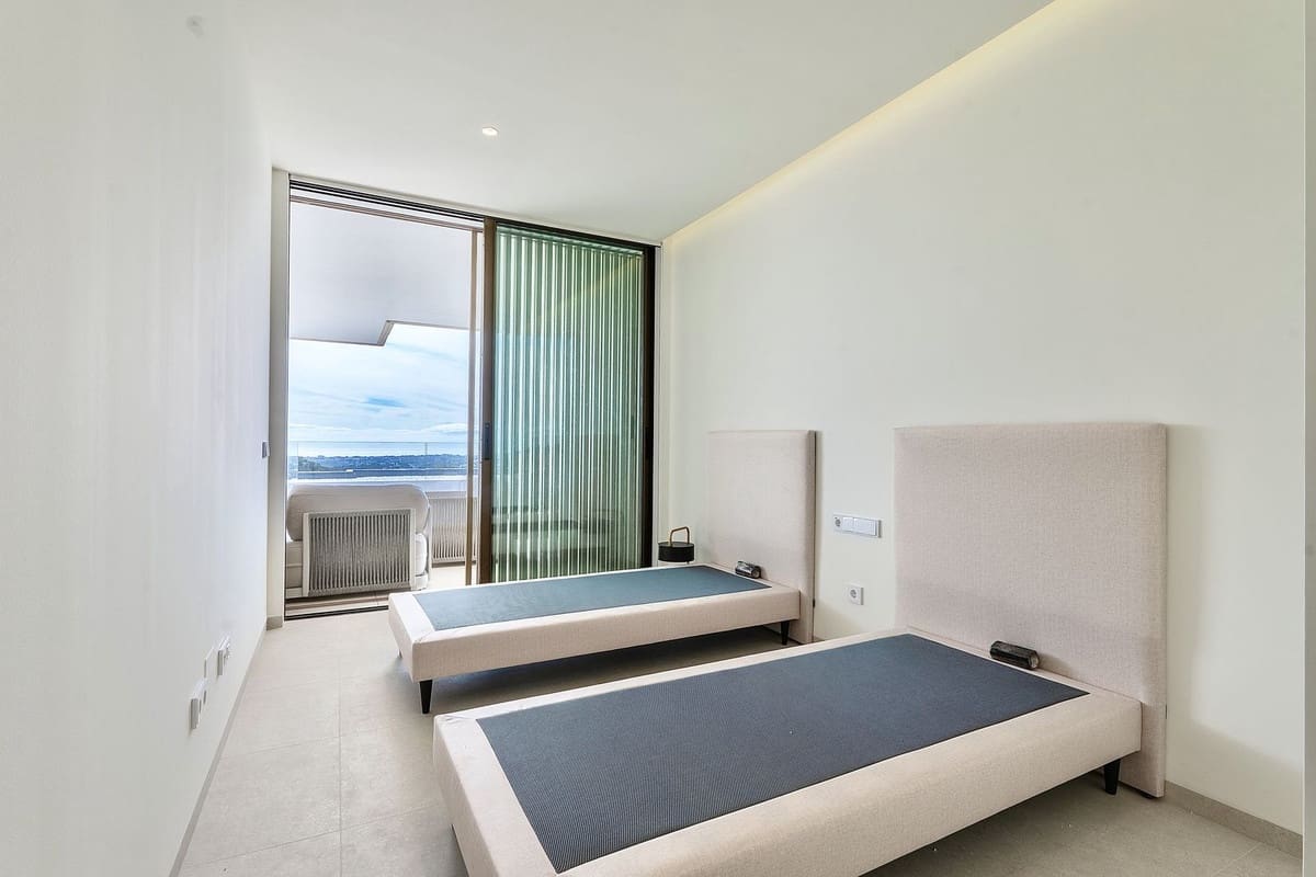 4 bedroom Apartment for sale in La Quinta with pool garage - € 1,870,000 (Ref: 9733288)