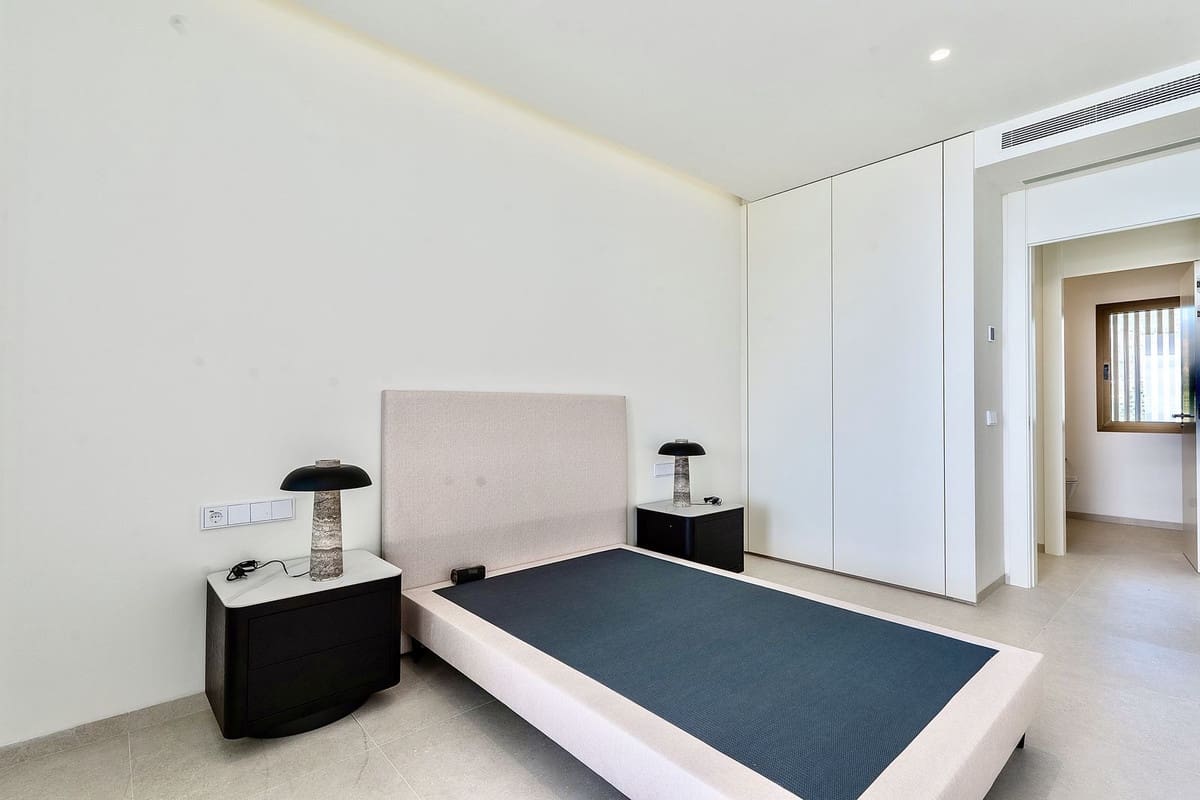 4 bedroom Apartment for sale in La Quinta with pool garage - € 1,870,000 (Ref: 9733288)