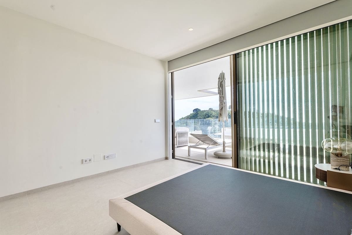 4 bedroom Apartment for sale in La Quinta with pool garage - € 1,870,000 (Ref: 9733288)