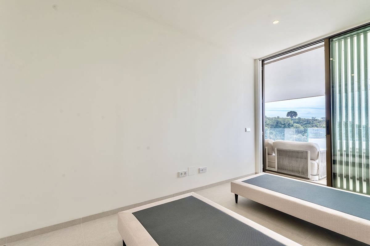 4 bedroom Apartment for sale in La Quinta with pool garage - € 1,870,000 (Ref: 9733288)