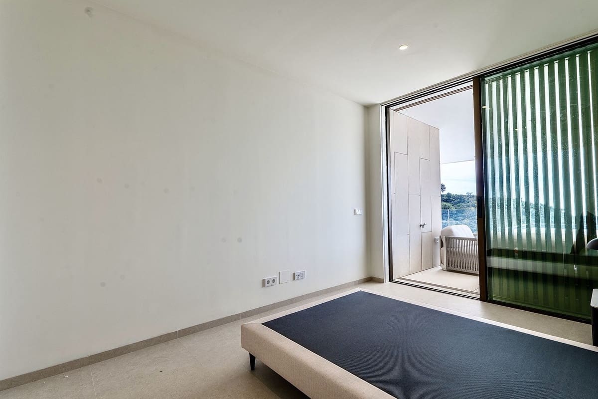 4 bedroom Apartment for sale in La Quinta with pool garage - € 1,870,000 (Ref: 9733288)