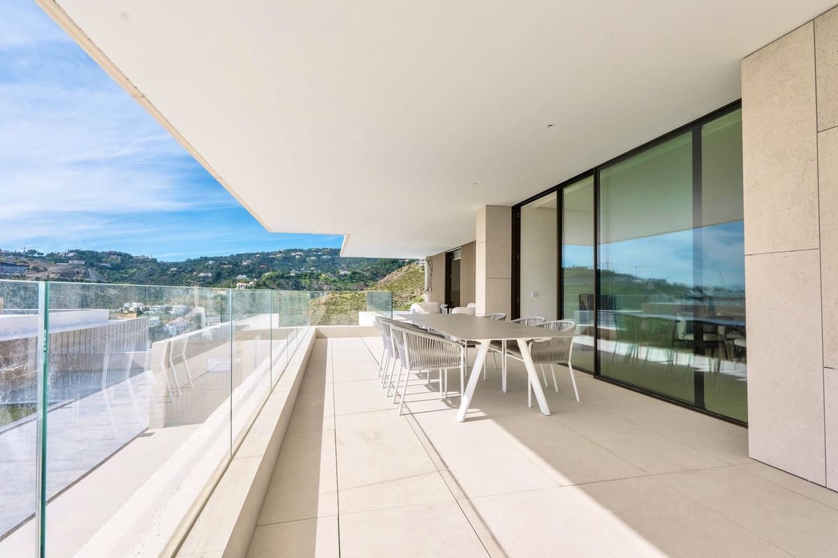 4 bedroom Apartment for sale in La Quinta with pool garage - € 1,870,000 (Ref: 9733288)