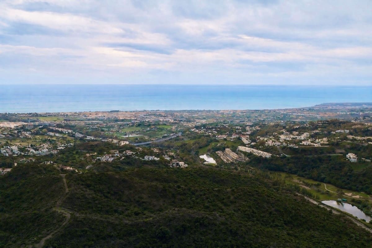 4 bedroom Apartment for sale in La Quinta with pool garage - € 1,870,000 (Ref: 9733288)