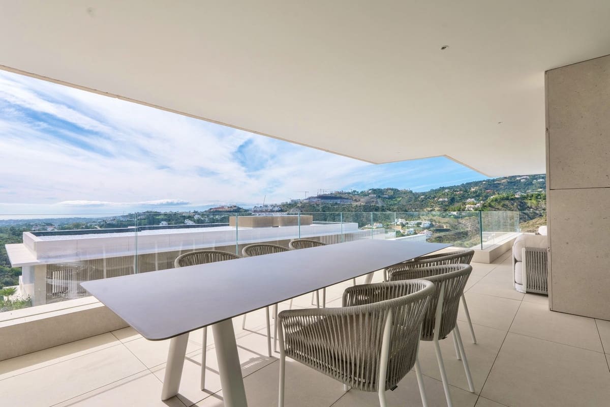 4 bedroom Apartment for sale in La Quinta with pool garage - € 1,870,000 (Ref: 9733288)