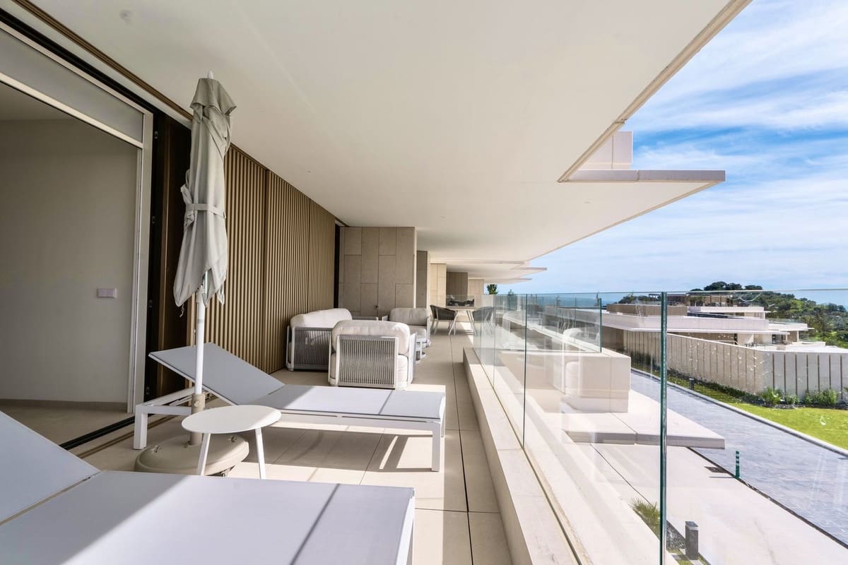 4 bedroom Apartment for sale in La Quinta with pool garage - € 1,870,000 (Ref: 9733288)