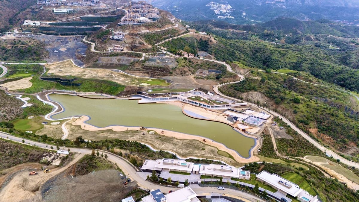 4 bedroom Apartment for sale in La Quinta with pool garage - € 1,870,000 (Ref: 9733288)