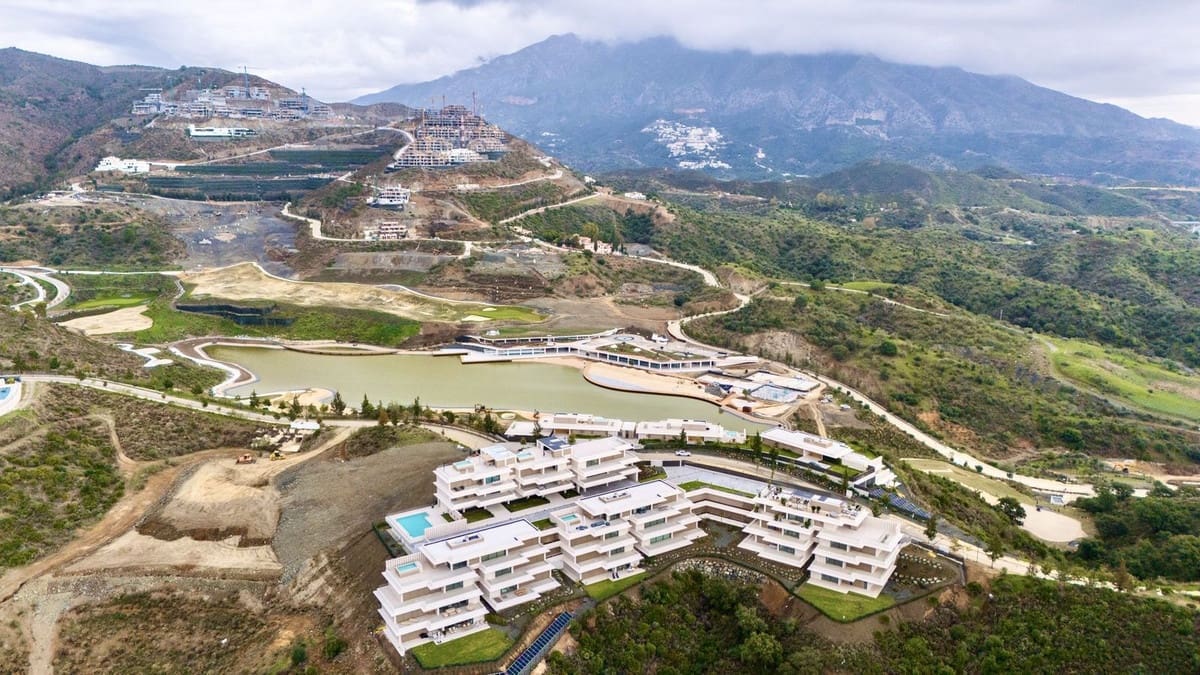 4 bedroom Apartment for sale in La Quinta with pool garage - € 1,870,000 (Ref: 9733288)