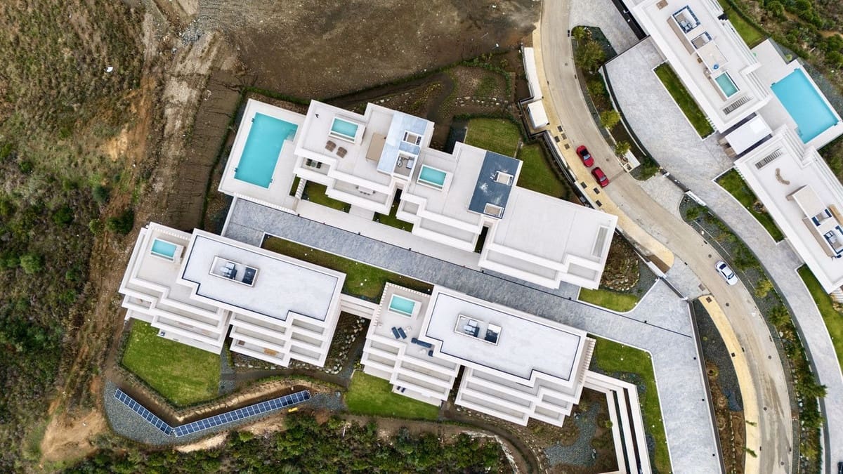 4 bedroom Apartment for sale in La Quinta with pool garage - € 1,870,000 (Ref: 9733288)