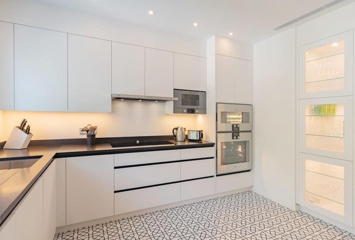 5 sypialnia Dom na sprzedaż w Marbella z basenem garażem - 1 800 000 € (Ref: 9733289)