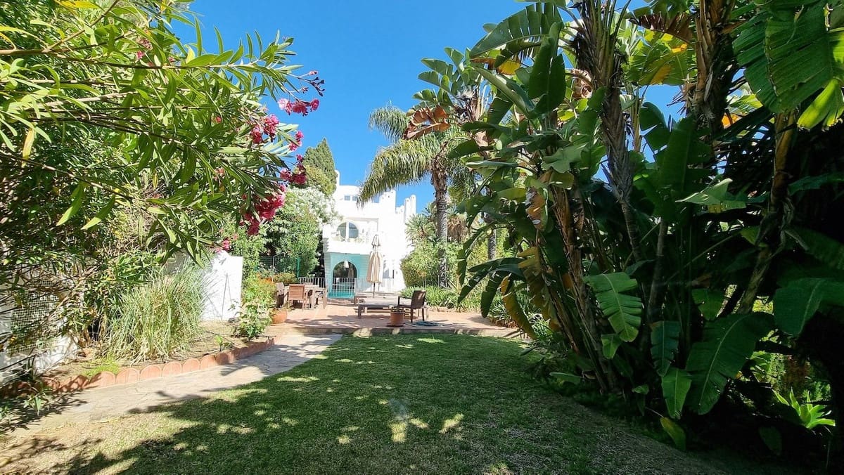 5 sypialnia Dom na sprzedaż w Marbella z basenem garażem - 1 800 000 € (Ref: 9733289)