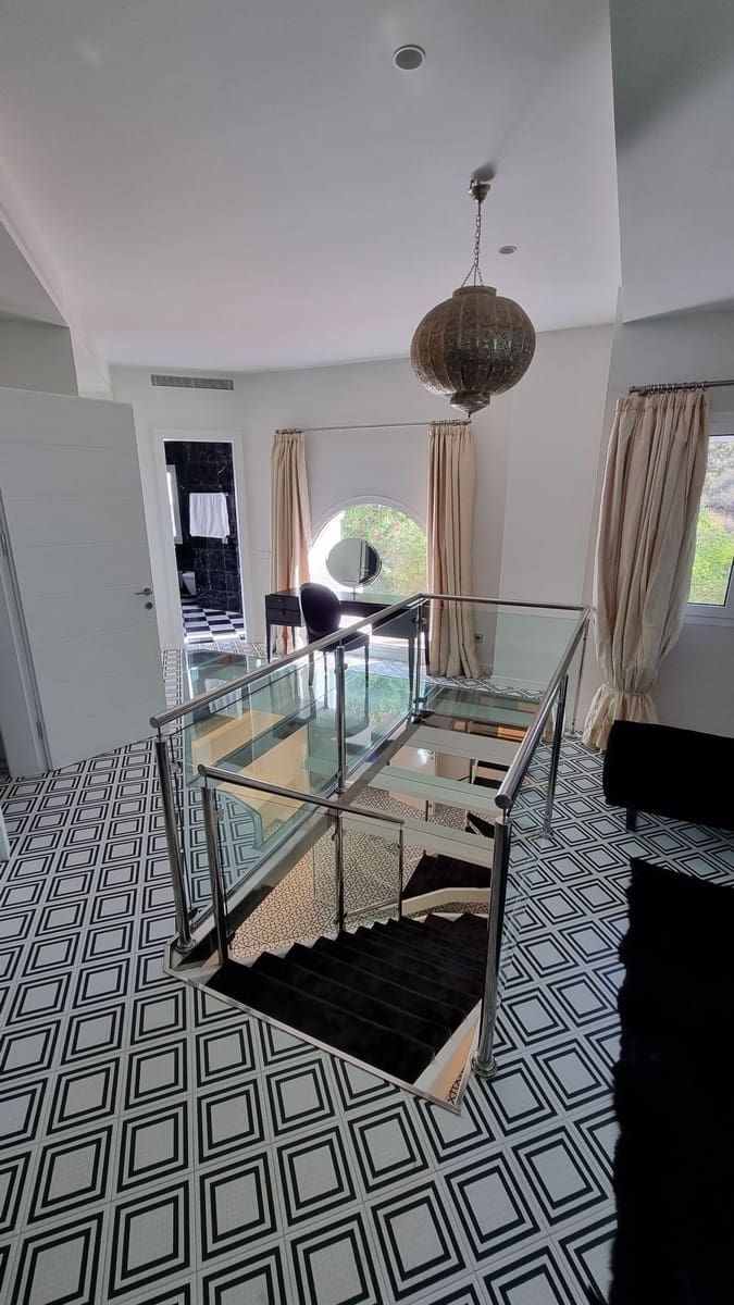 5 sypialnia Dom na sprzedaż w Marbella z basenem garażem - 1 800 000 € (Ref: 9733289)