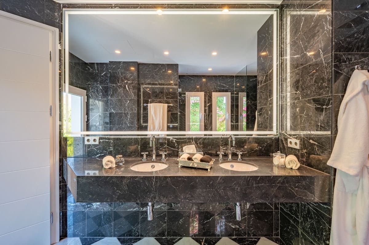 5 sypialnia Dom na sprzedaż w Marbella z basenem garażem - 1 800 000 € (Ref: 9733289)