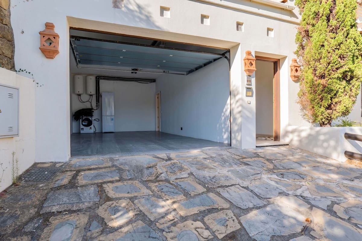 4 bedroom Villa for sale in Los Arqueros with pool garage - € 1,799,000 (Ref: 9733290)