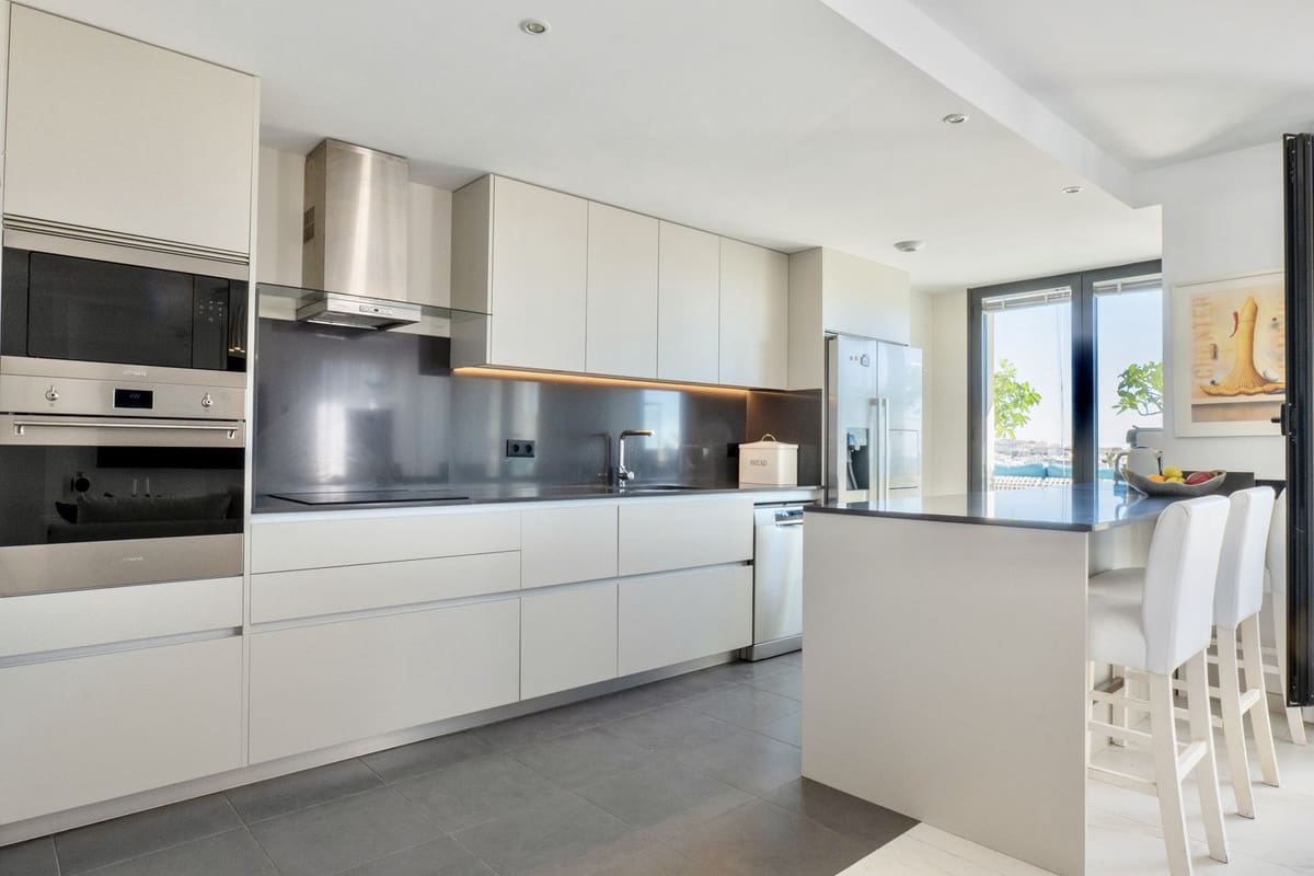 2 bedroom Penthouse for sale in Estepona with pool garage - € 1,770,000 (Ref: 9733291)