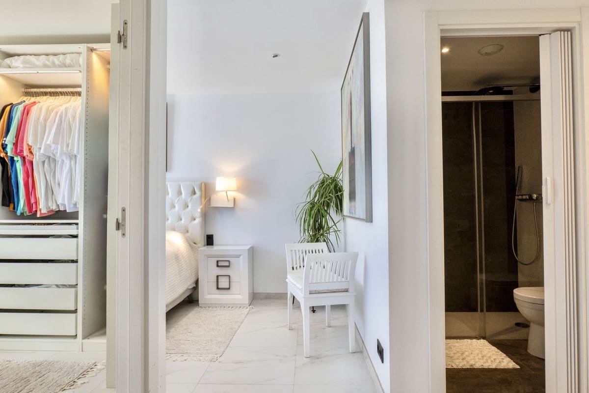 2 bedroom Penthouse for sale in Estepona with pool garage - € 1,770,000 (Ref: 9733291)