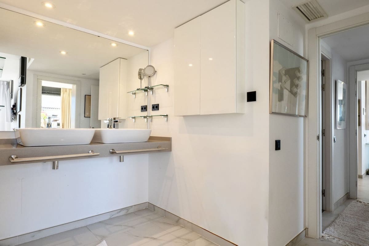 2 bedroom Penthouse for sale in Estepona with pool garage - € 1,770,000 (Ref: 9733291)