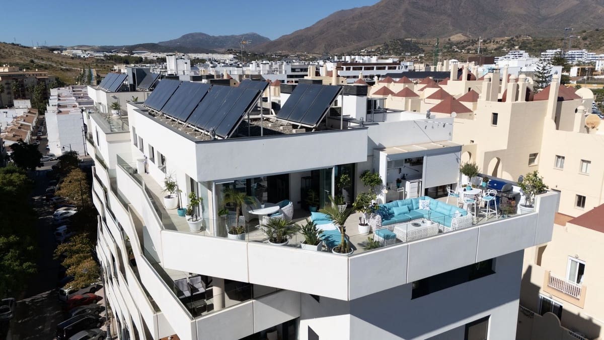 2 bedroom Penthouse for sale in Estepona with pool garage - € 1,770,000 (Ref: 9733291)