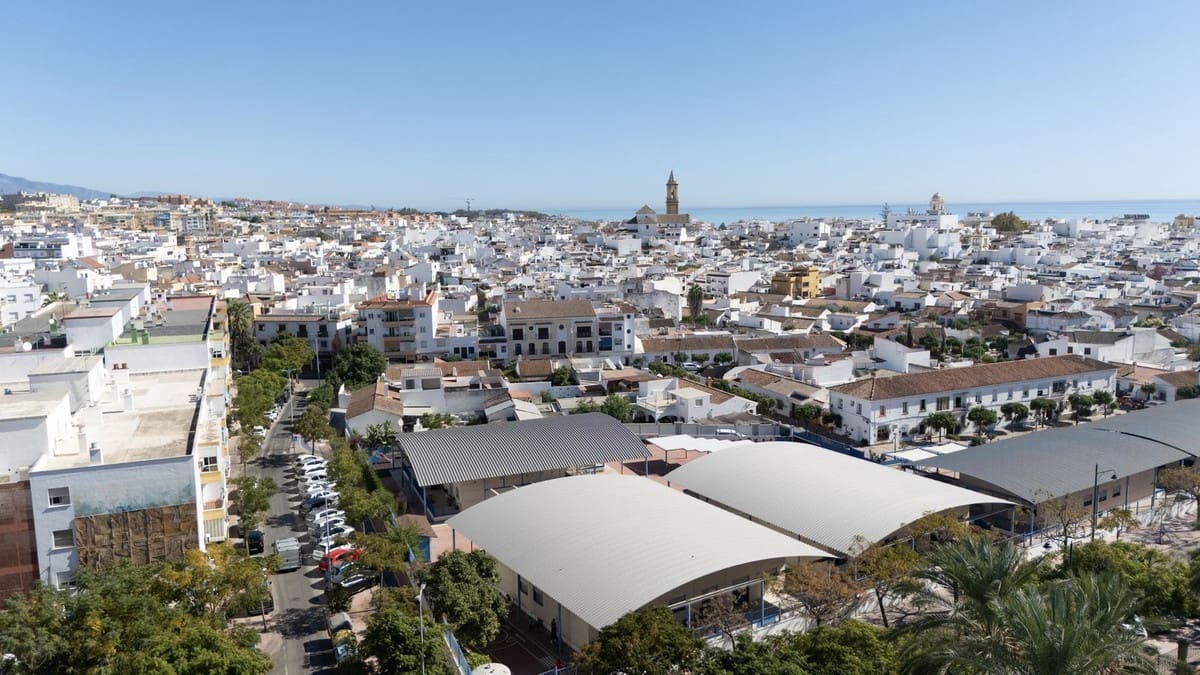 2 bedroom Penthouse for sale in Estepona with pool garage - € 1,770,000 (Ref: 9733291)