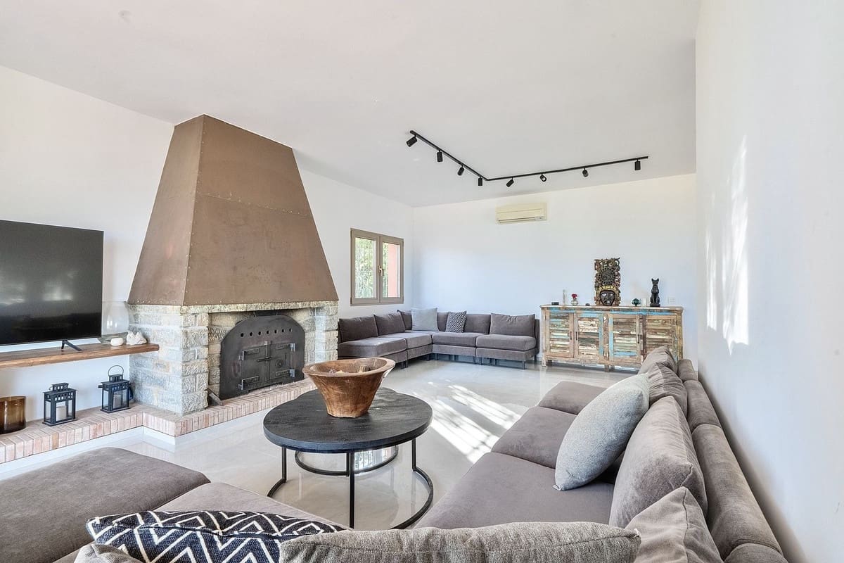 7 bedroom Villa for sale in Buenas Noches with pool garage - € 1,760,000 (Ref: 9733292)