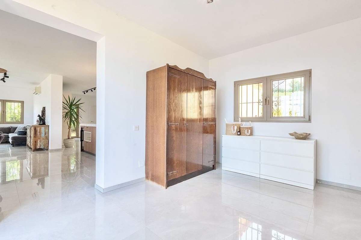 7 bedroom Villa for sale in Buenas Noches with pool garage - € 1,760,000 (Ref: 9733292)