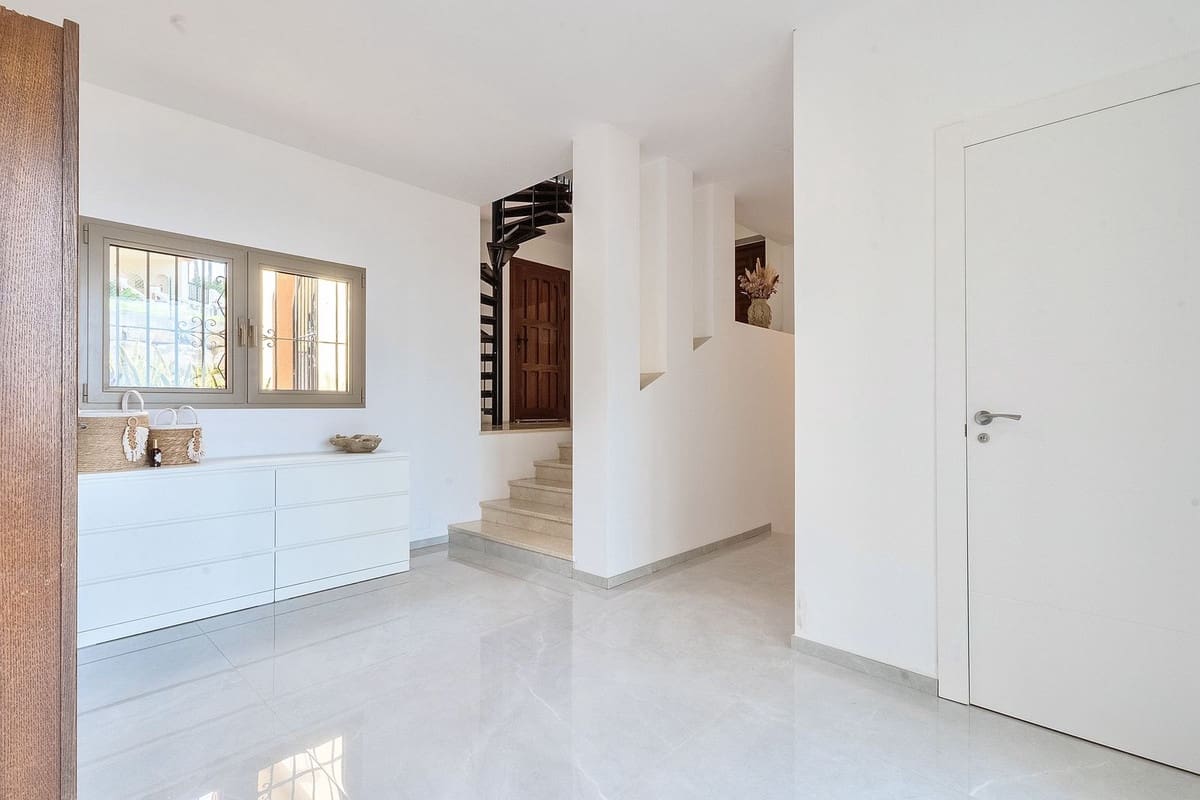 7 bedroom Villa for sale in Buenas Noches with pool garage - € 1,760,000 (Ref: 9733292)