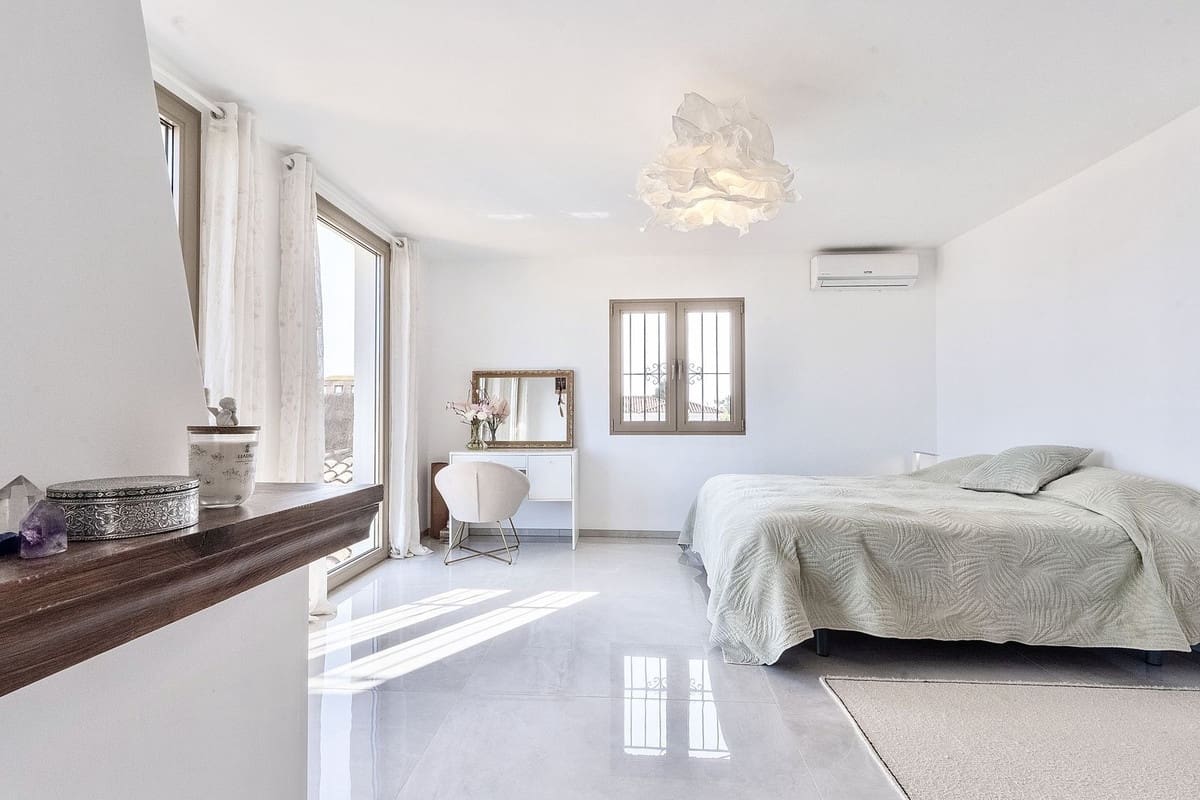 7 bedroom Villa for sale in Buenas Noches with pool garage - € 1,760,000 (Ref: 9733292)