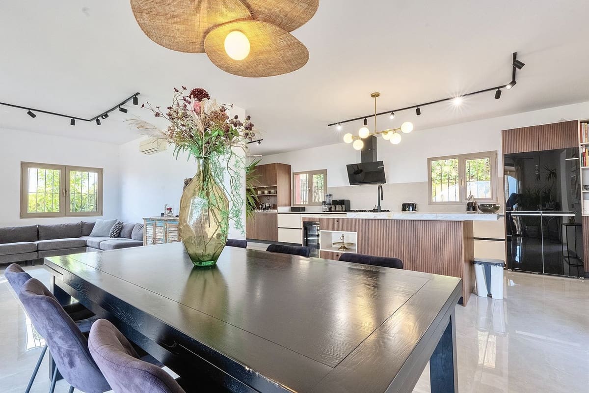 7 bedroom Villa for sale in Buenas Noches with pool garage - € 1,760,000 (Ref: 9733292)