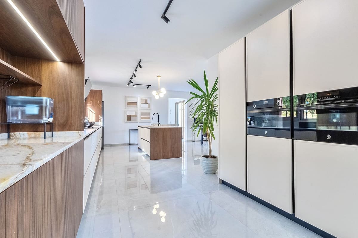 7 bedroom Villa for sale in Buenas Noches with pool garage - € 1,760,000 (Ref: 9733292)