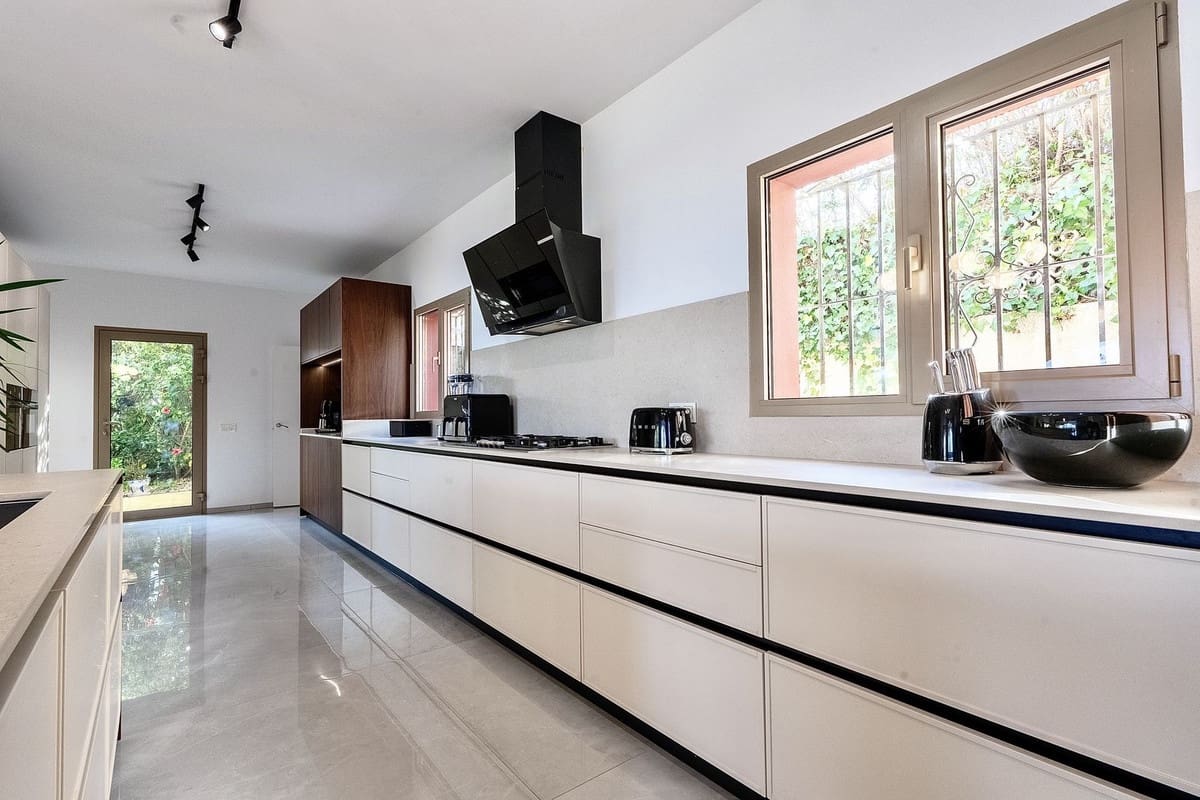 7 bedroom Villa for sale in Buenas Noches with pool garage - € 1,760,000 (Ref: 9733292)