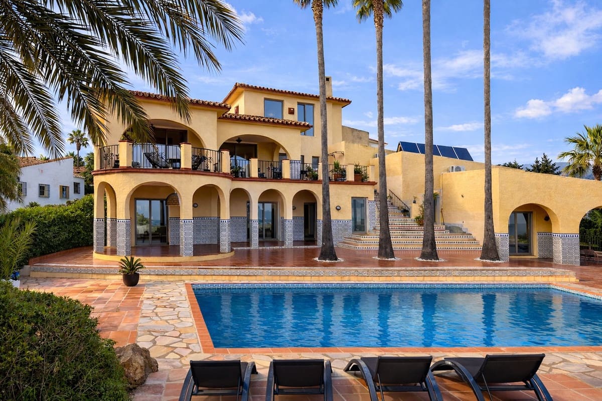 7 bedroom Villa for sale in Buenas Noches with pool garage - € 1,760,000 (Ref: 9733292)
