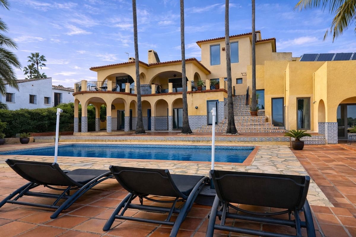 7 bedroom Villa for sale in Buenas Noches with pool garage - € 1,760,000 (Ref: 9733292)